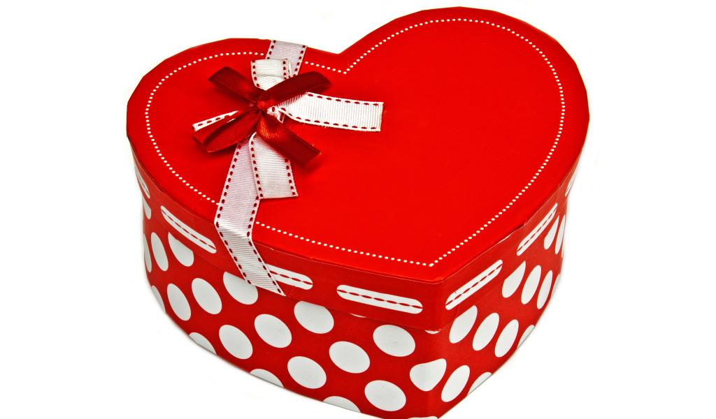 Подарочная красная коробка в форме сердца на белом фоне