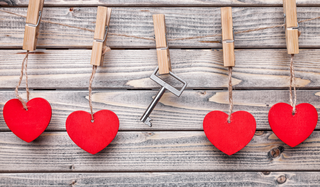 Красные сердечки на нитках на прищепках с ключом 