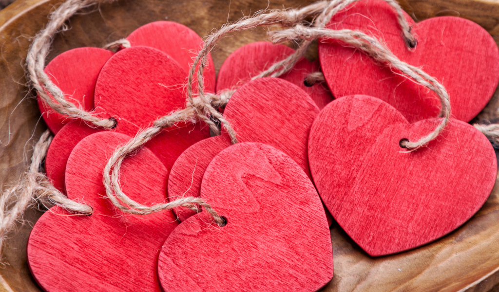 Красные деревянные сердечки на нитках в деревянной коробке