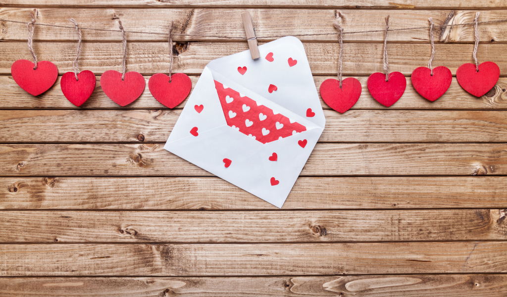 Красные деревянные сердечки на ниткам с конвертом 