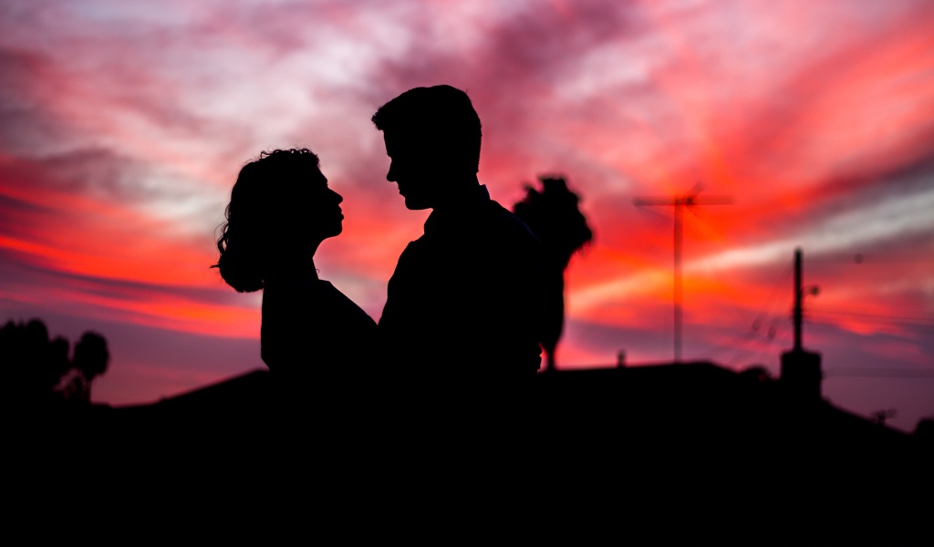 Силуэты влюбленной пары на фоне ночного неба