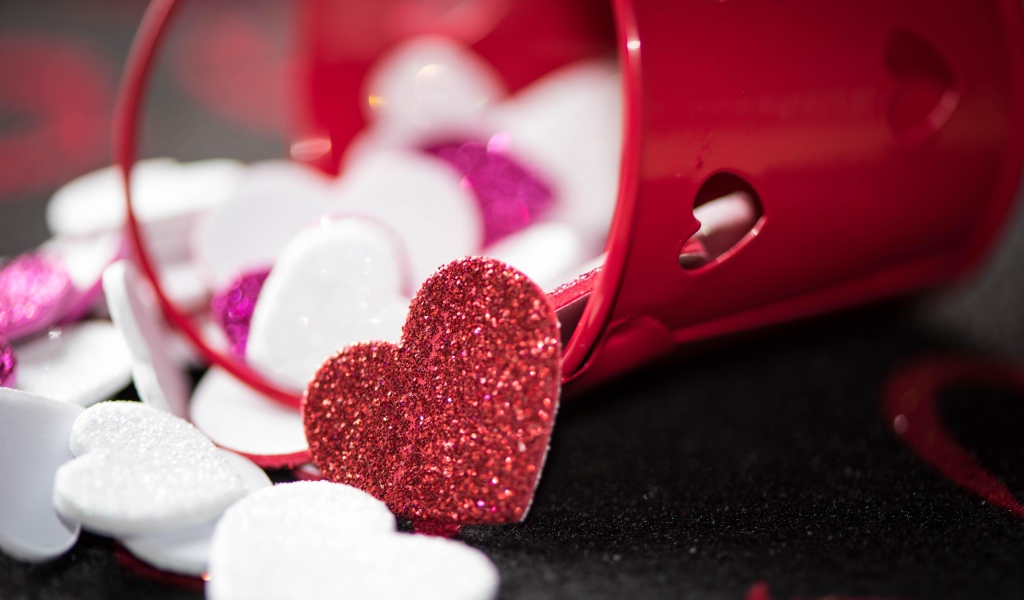 Маленькие блестящие сердечки в красном ведерке