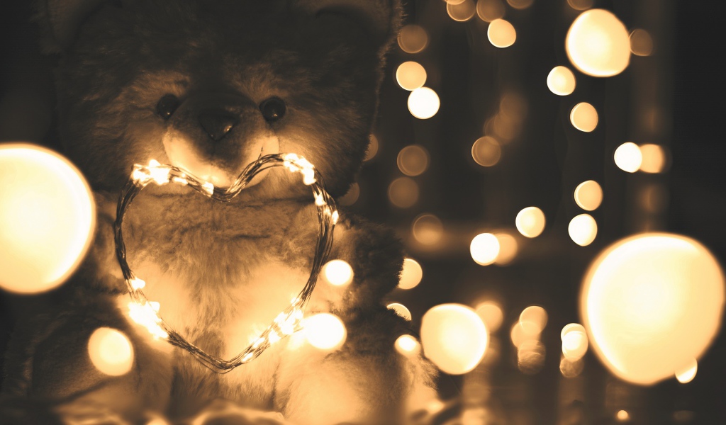 Медвежонок Тедди с сердцем из гирлянды 