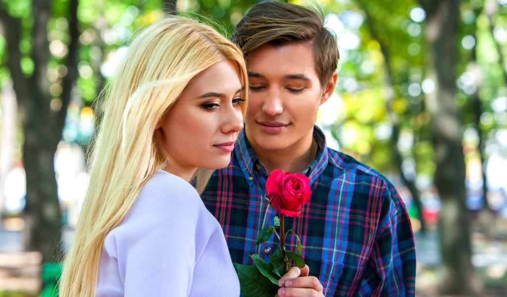 Влюбленный парень дарит девушке розу 