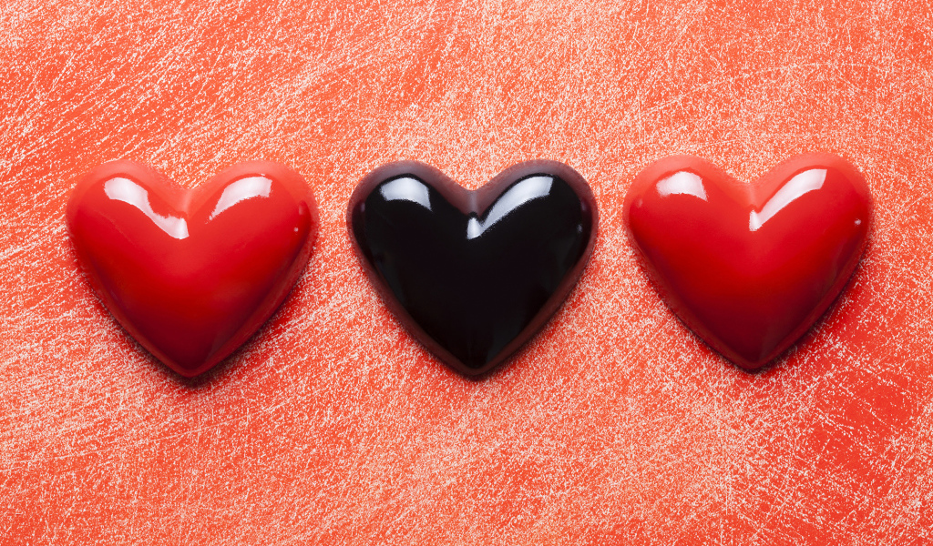 Три сердца на красном фоне 