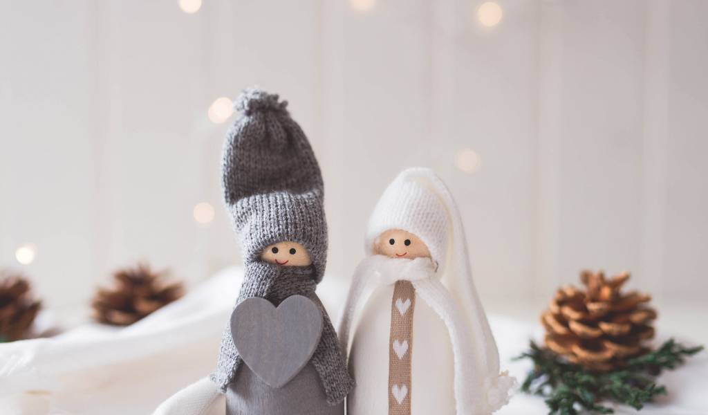 Две влюбленные фигурки в вязаных костюмах