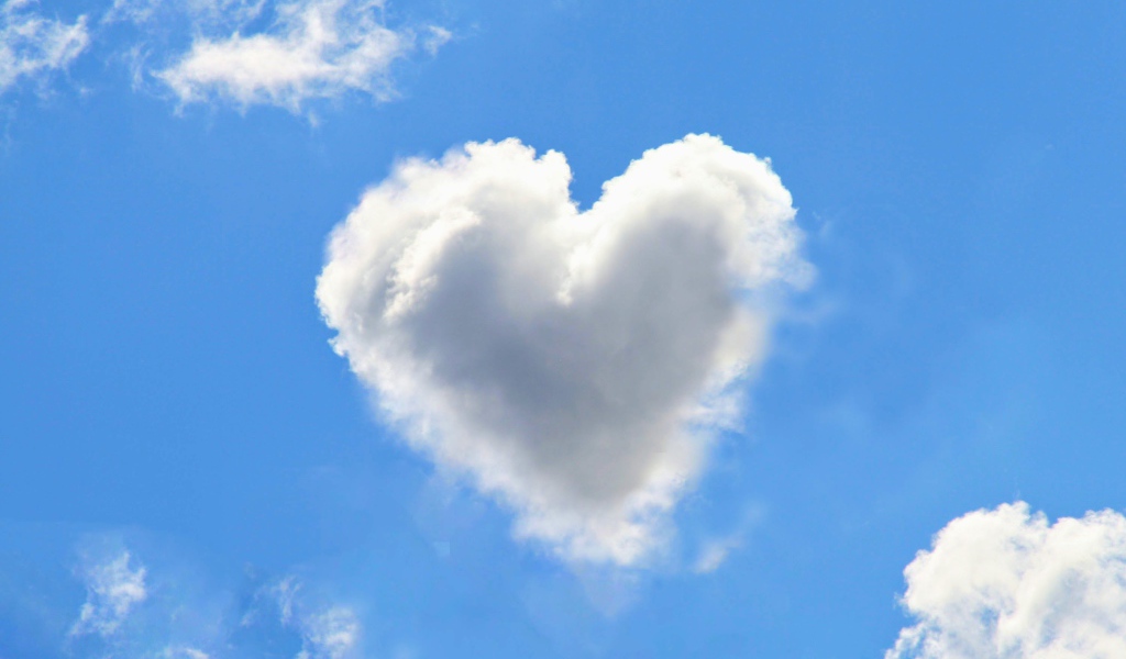 Белое облако в форме сердца в голубом небе 