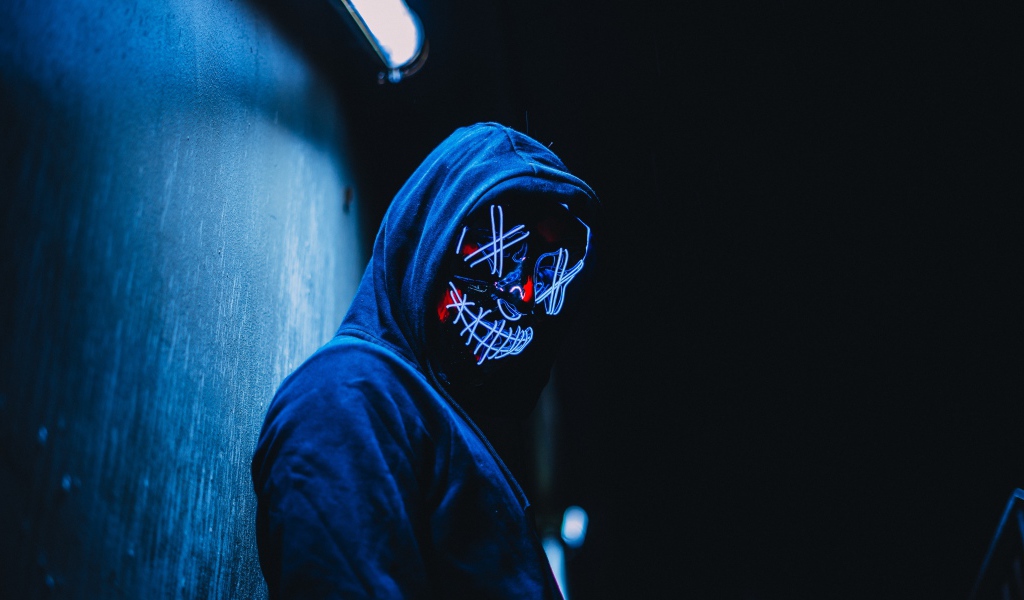 Парень в худи с маской на лице 