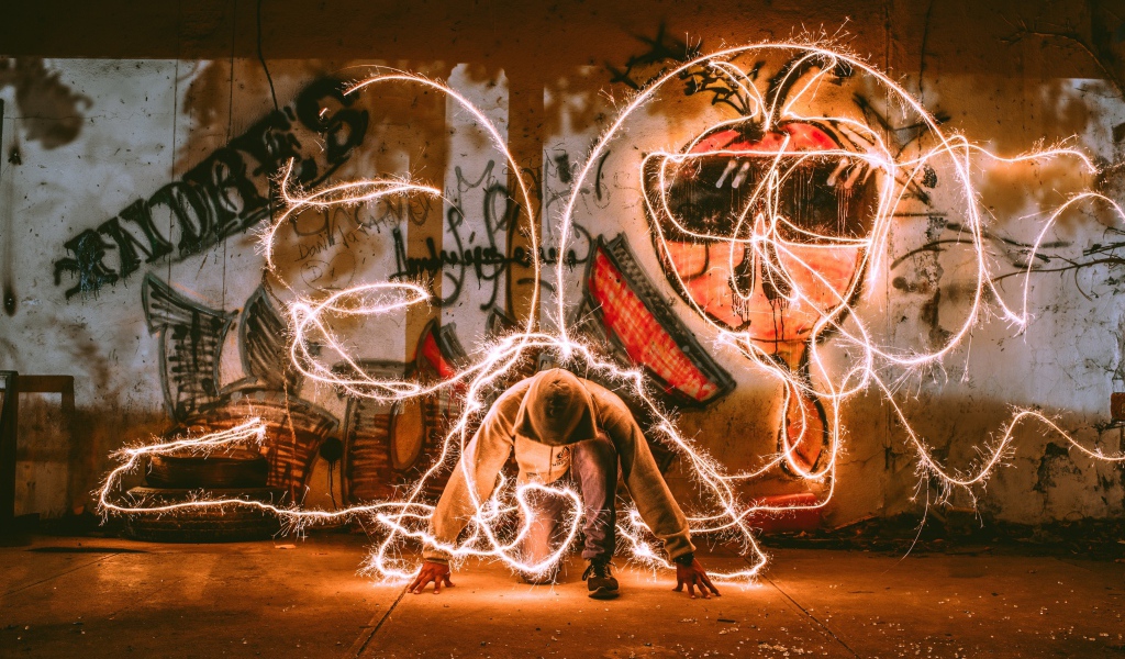 Парень в худи с искрами света