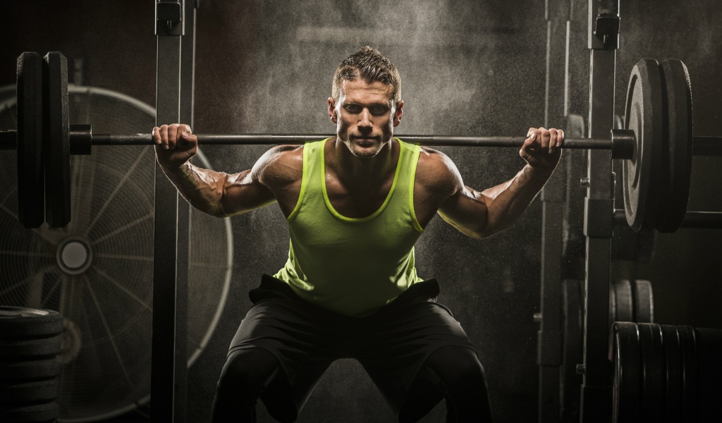 Мужчина спортсмен со штангой на плечах 