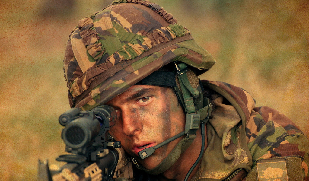 Мужчина солдат в каске с винтовкой