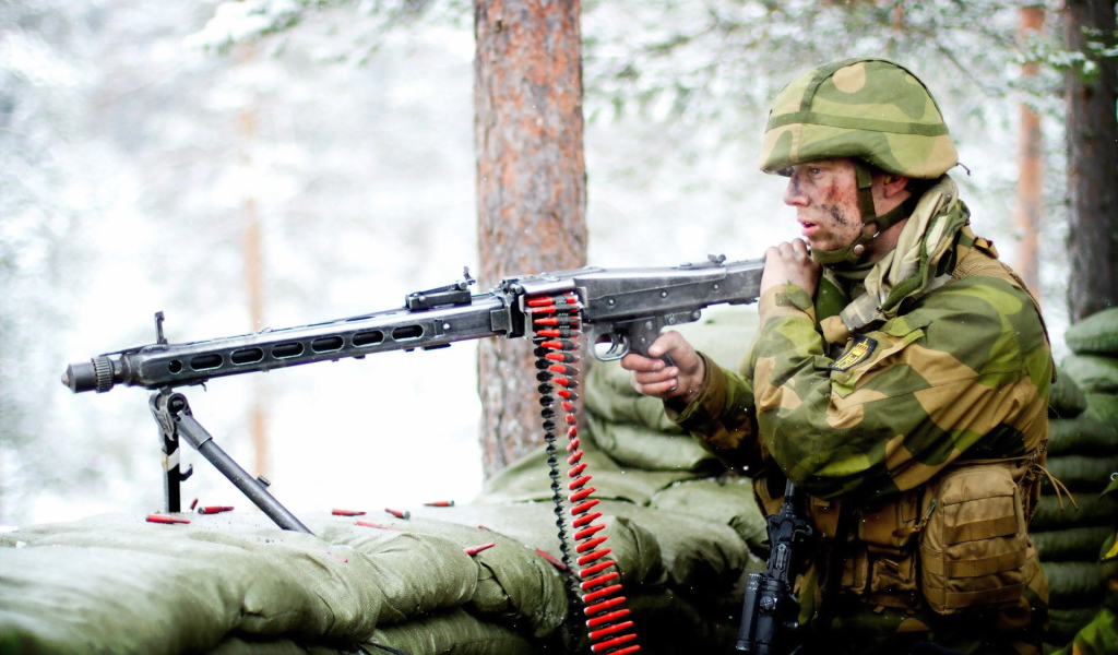 Мужчина солдат с пулеметом 