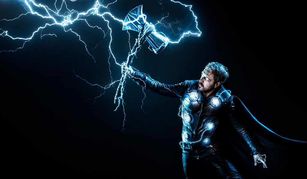 Мужчина в костюме Тора косплей 