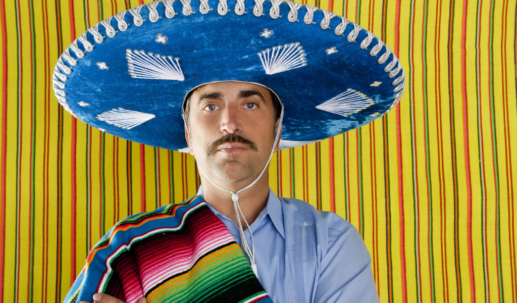 Мужчина с большой шляпе сомбреро 