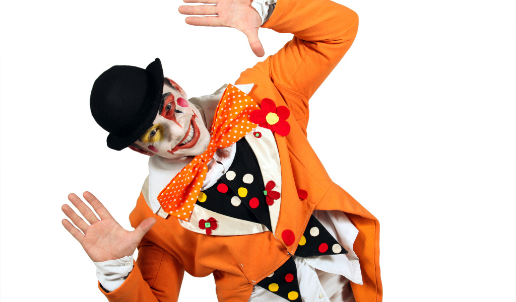 Улыбающийся мужчина клоун на белом фоне 