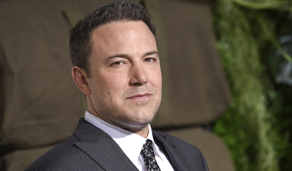 Актер Бен Аффлек в костюме