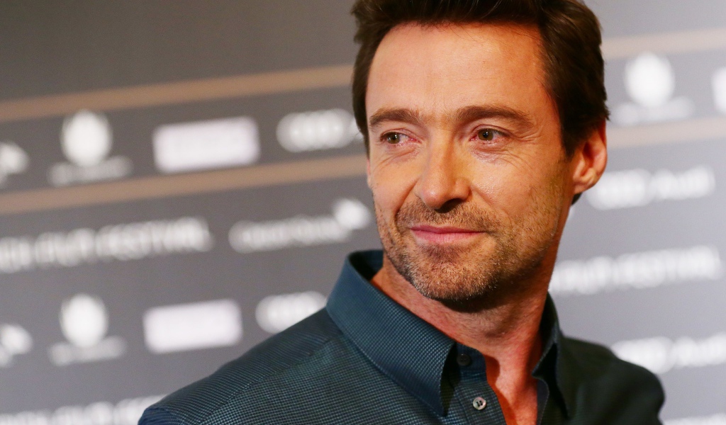 Актер Хью Джекман в черной рубашке