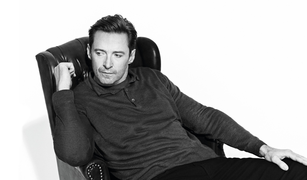 Актер Хью Джекман в кресле черно-белое фото