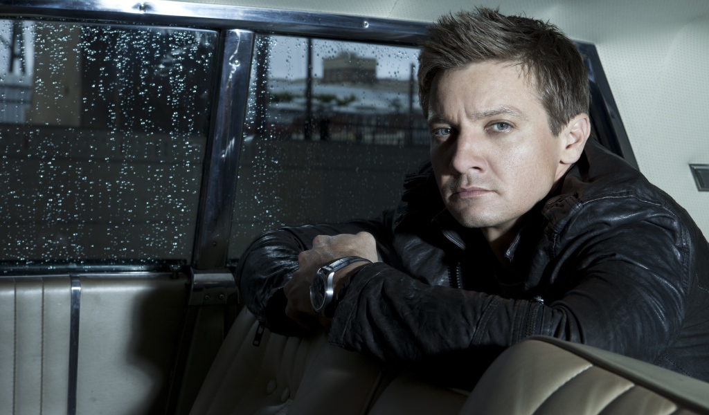 Актер Джереми Реннер сидит в машине 