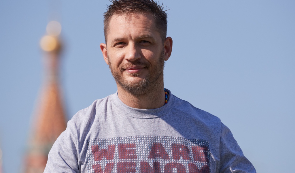 Актер Том Харди на голубом фоне