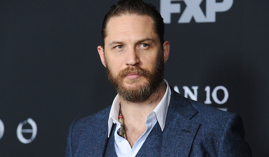 Актер Том Харди с бородой в костюме