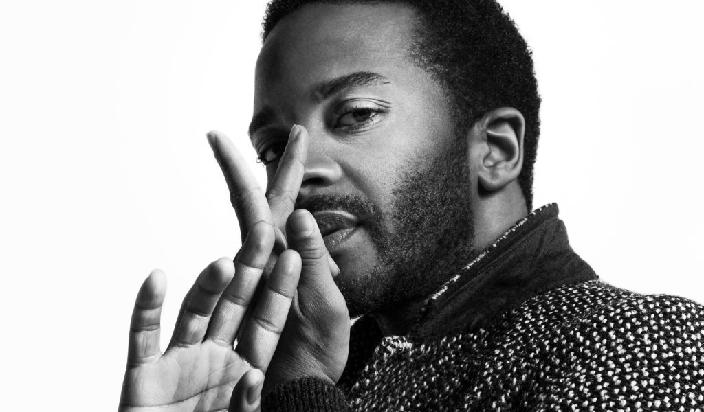 Американский актер Андре Холланд на белом фоне