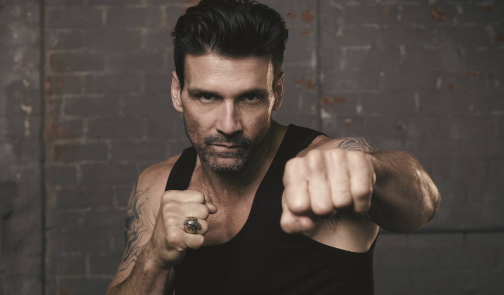 Американский актер Фрэнк Грилло занимается спортом