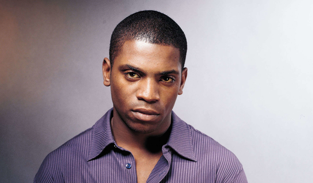 Американский актер Мекай Файфер на сером фоне