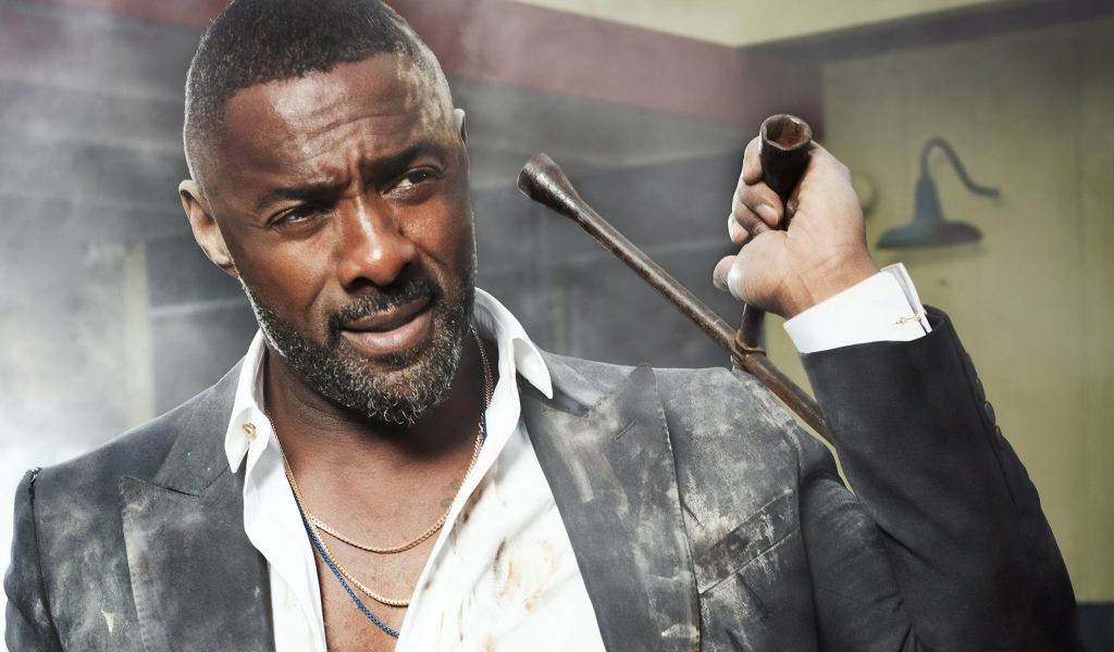 Темнокожий актер Идрис Эльба с ключом в руке