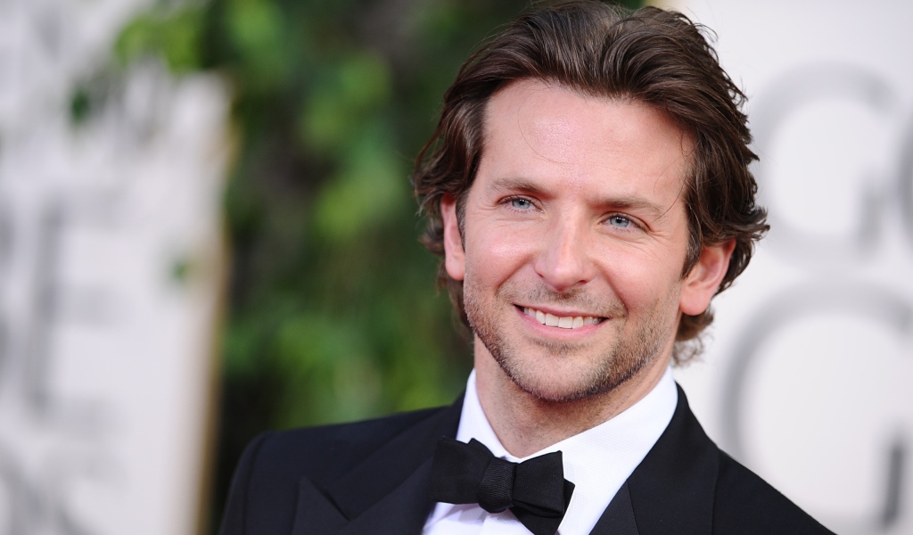 Голубоглазый мужчина актер Брэдли Купер