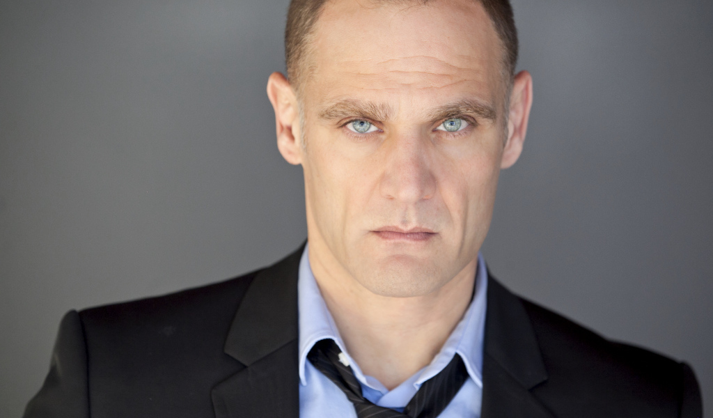 Голубоглазый мужчина, канадский актер Андреас Апергис