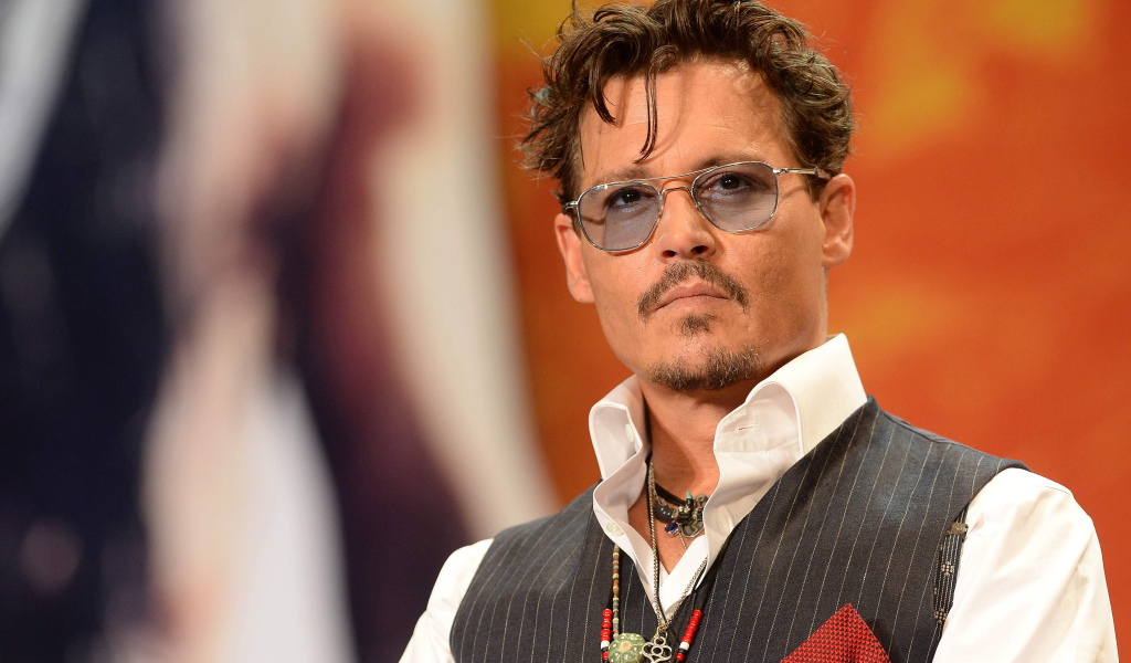 Модный актер Джонни Депп в очках