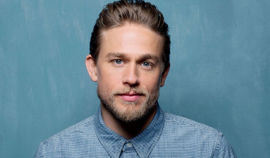 Красивый мужчина британский актер Чарли Ханнэм