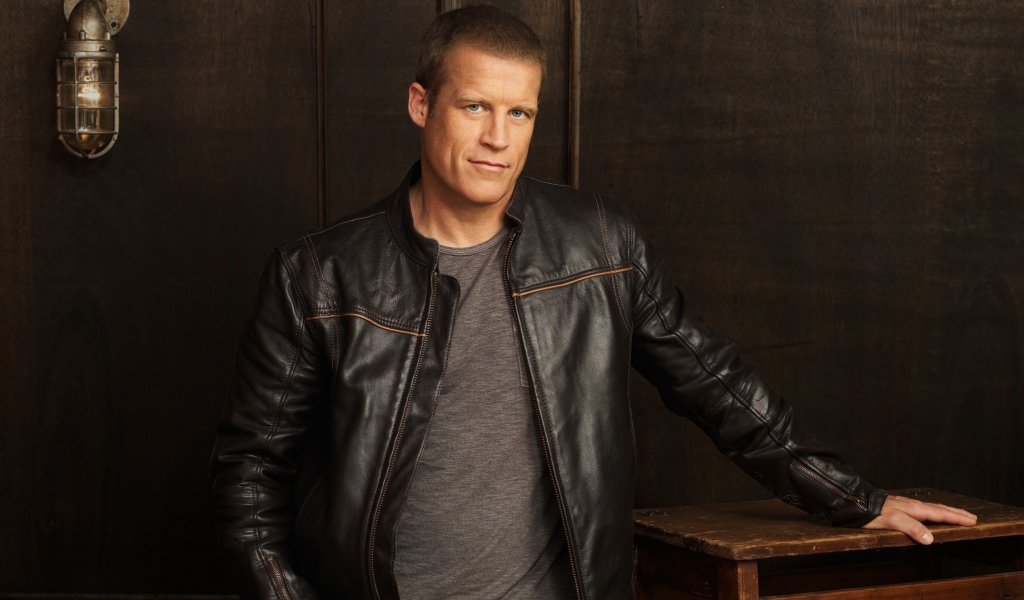 Красивый мужчина, актер Марк Вэлли в кожаной куртке