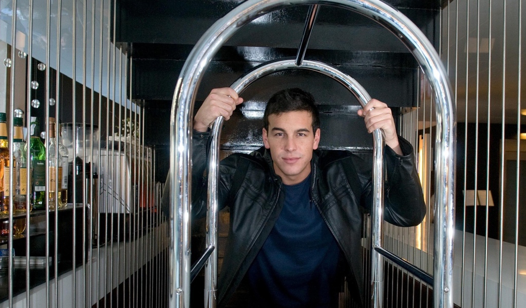 Красивый мужчина, актер Марио Касас