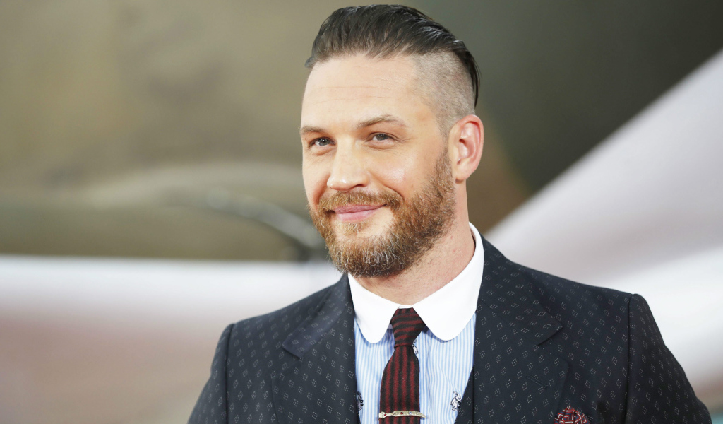 Красивый стильный мужчина актер Том Харди