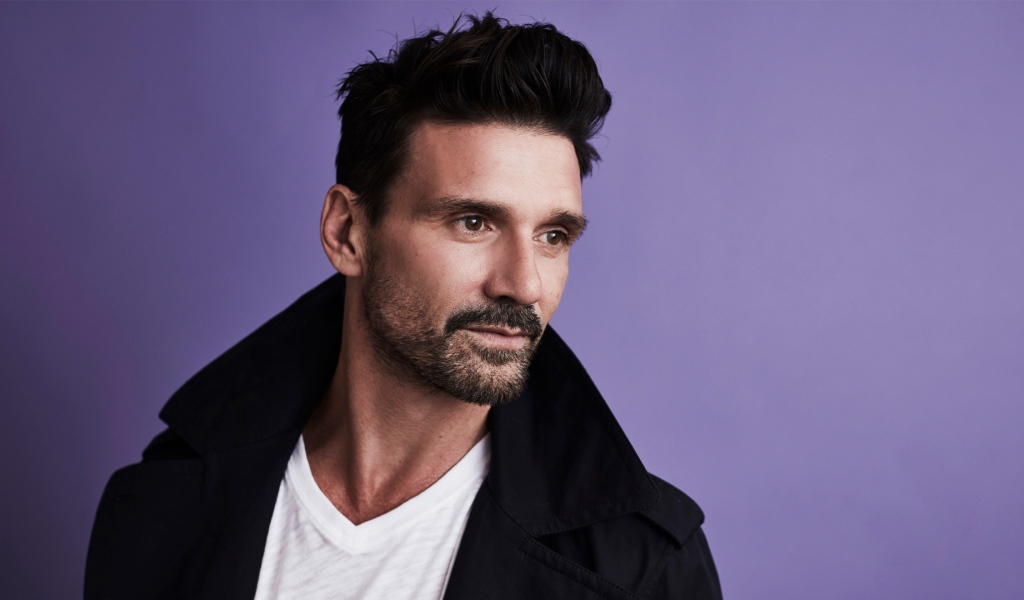 Красивый стильный мужчина, актер Фрэнк Грилло на сиреневом фоне