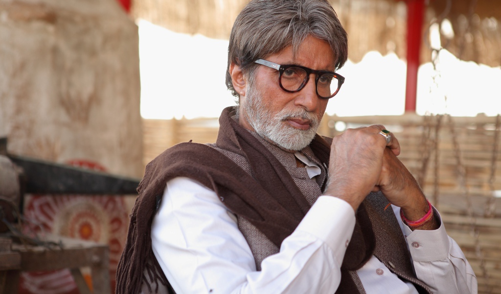 Популярный индийский актер Амитабх Баччан в очках 