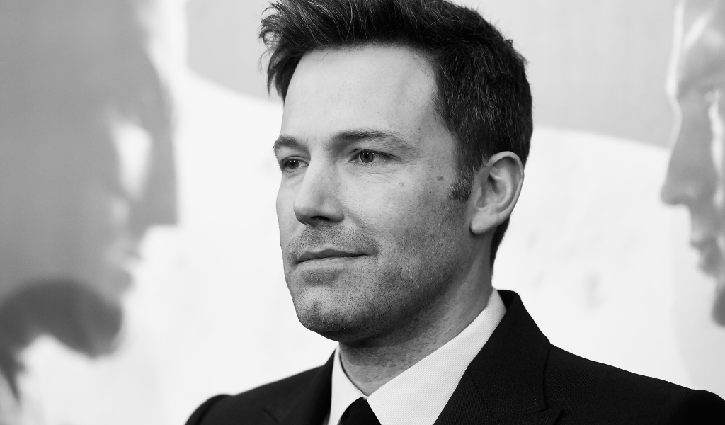 Популярный актер Бен Аффлек черно белое фото 