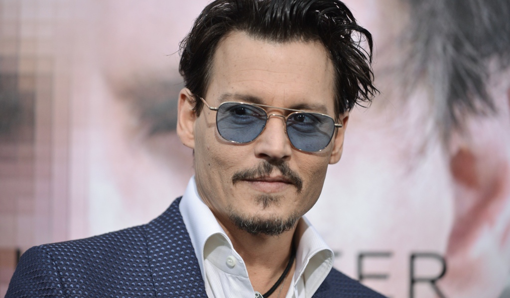 Популярный актер Джонни Депп в очках