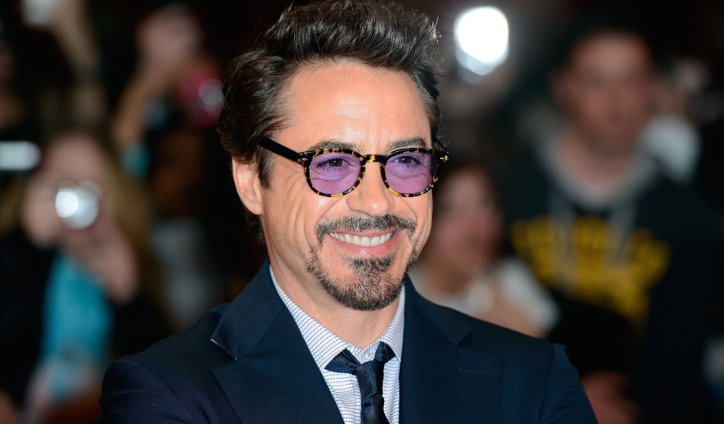 Улыбающийся актер Роберт Дауни — младший в очках