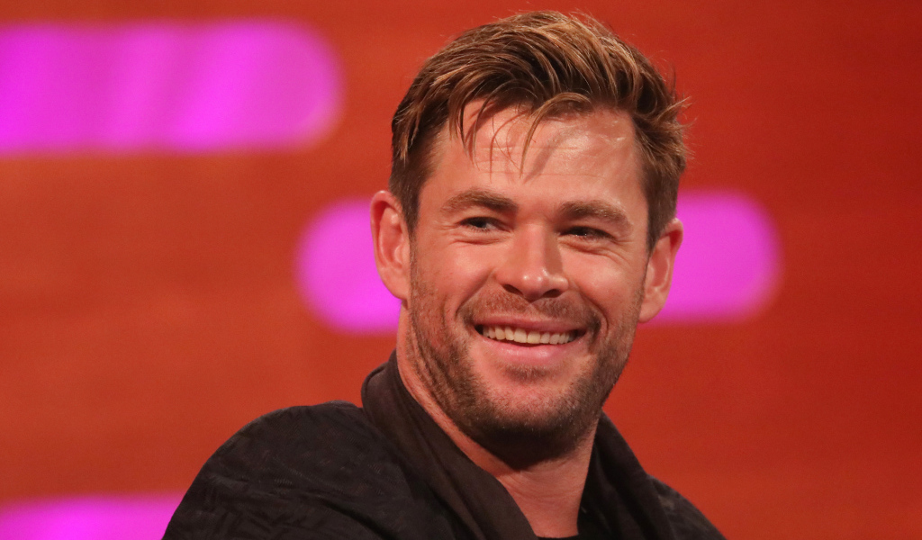 Улыбающийся мужчина актер Крис Хемсворт