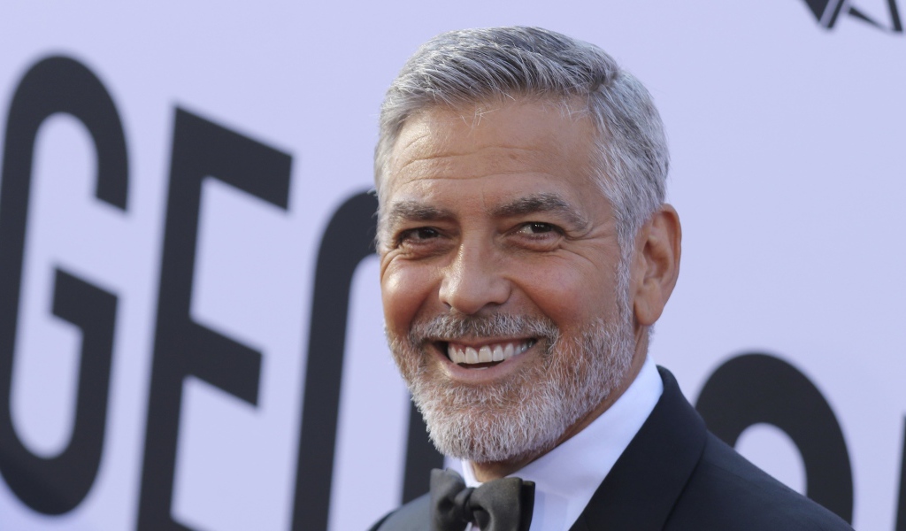 Улыбающийся мужчина актер Джордж Клуни