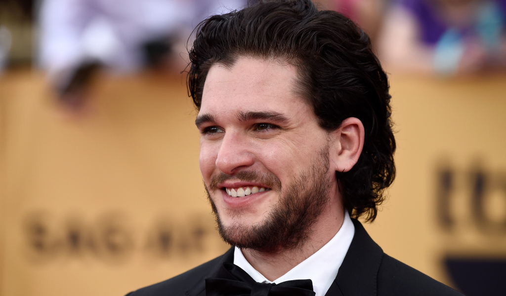 Улыбающийся мужчина, актер Кит Хэрингтон