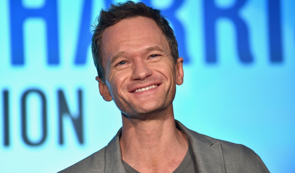 Улыбающийся мужчина актер Нил Патрик Харрис