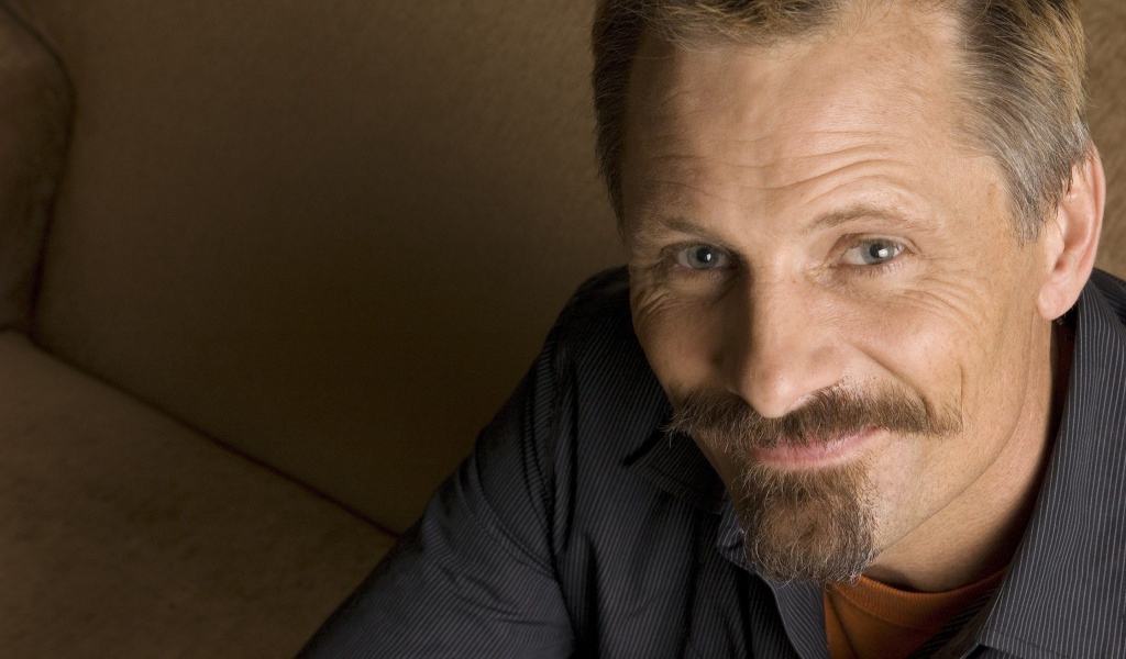 Улыбающийся мужчина,  актер Вигго Мортенсен