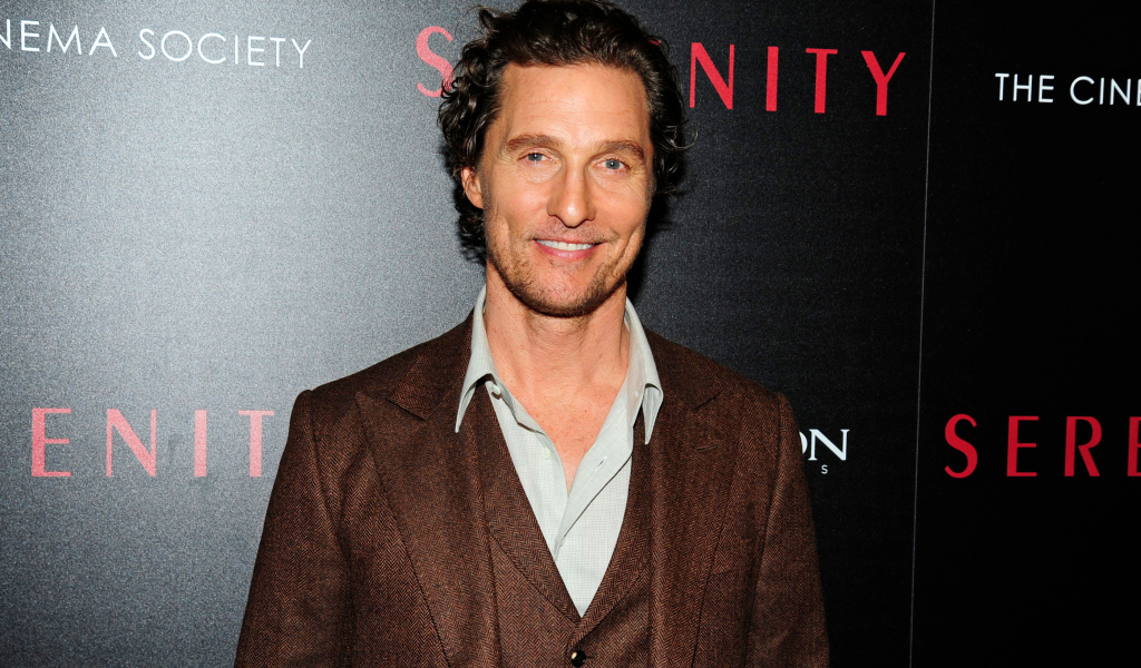 Улыбающийся стильный мужчина актер Мэттью Макконахи