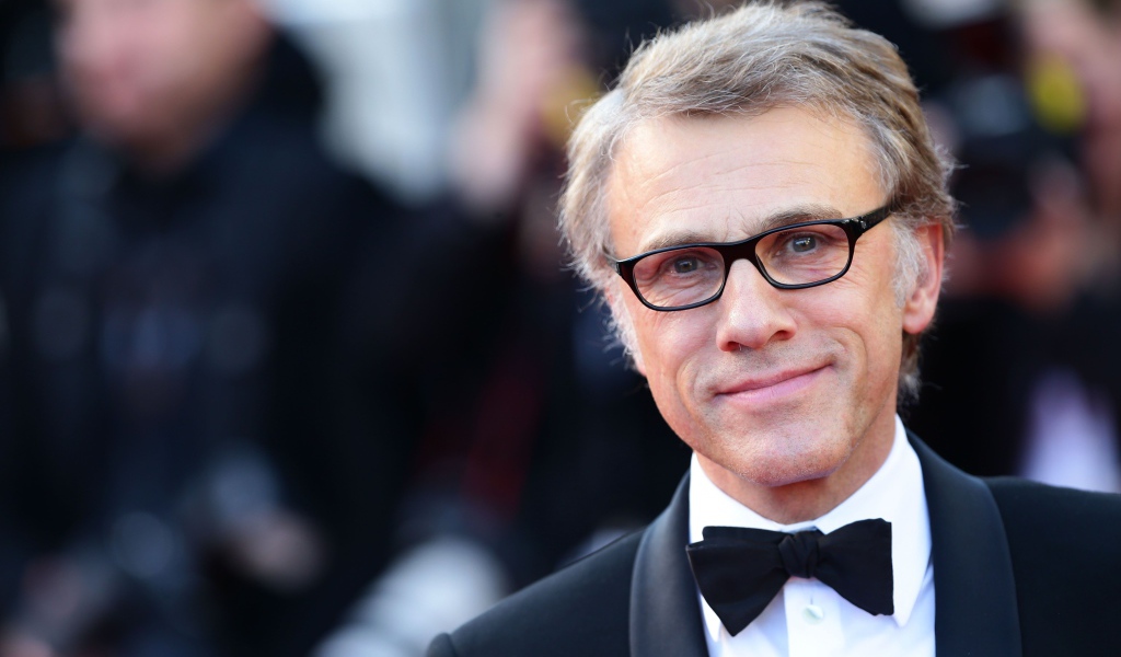 Стильный мужчина актер Кристоф Вальц в смокинге