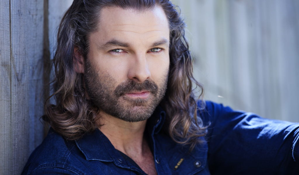 Стильный мужчина актер Гай Уильямс