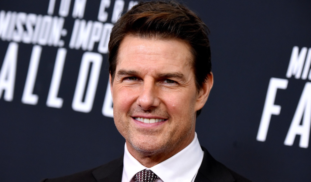 Стильный улыбающийся мужчина, актер Том Круз